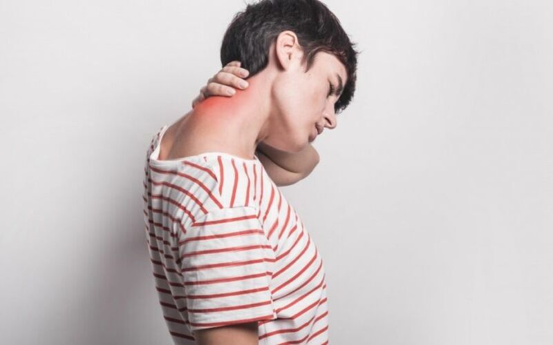 Dolor en los síntomas desnudos de una osteocondrosis del cuello