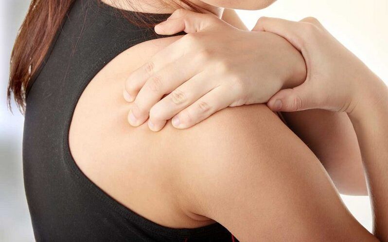 Dolor debajo del omóplato desde atrás.